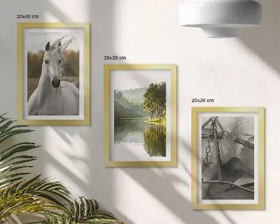 Gallery wall witte paarden bij de rivier in een natuurlijk landschap