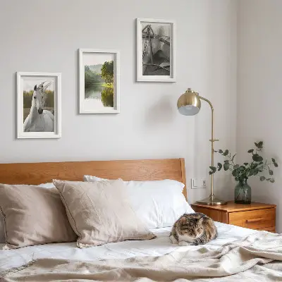 Gallery wall witte paarden bij de rivier in een natuurlijk landschap