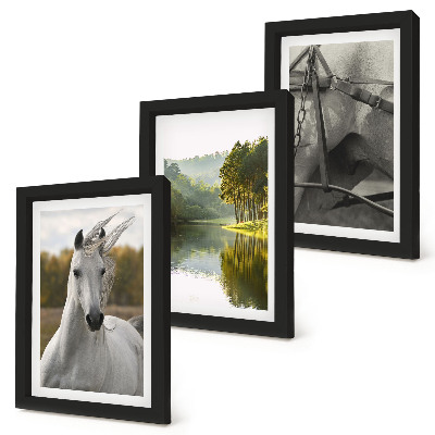 Gallery wall Witte paarden bij de rivier, een natuurlijk landschap