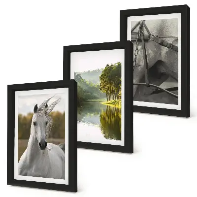 Gallery wall witte paarden bij de rivier in een natuurlijk landschap