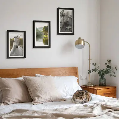 Gallery wall witte paarden bij de rivier in een natuurlijk landschap