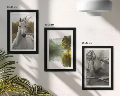 Gallery wall witte paarden bij de rivier in een natuurlijk landschap