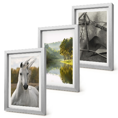 Gallery wall Witte paarden bij de rivier, een natuurlijk landschap