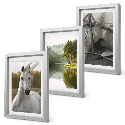 Gallery wall witte paarden bij de rivier in een natuurlijk landschap