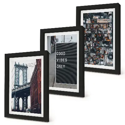 Set van ingelijste schilderijen luchtfoto van een brug in de stad met straatnaamborden