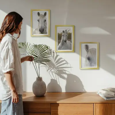 Set van ingelijste schilderijen met witte paarden in verschillende houdingen tegen een natuurlijke achtergrond