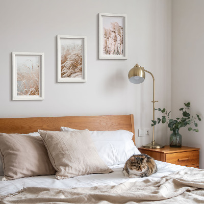 Gallery wall Grasvelden in delicate tinten bruin en beige.
