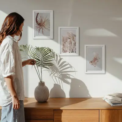 Set van ingelijste schilderijen bloemen en grassen op een lichte achtergrond