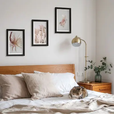Set van ingelijste schilderijen bloemen en grassen op een lichte achtergrond