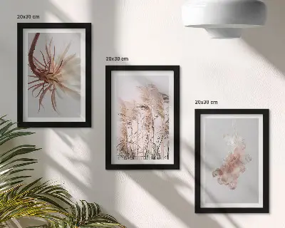 Set van ingelijste schilderijen bloemen en grassen op een lichte achtergrond