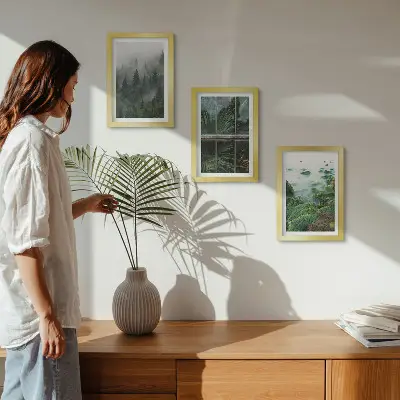 Gallery wall met een bos in de mist, een rivieroever en een kas vol planten
