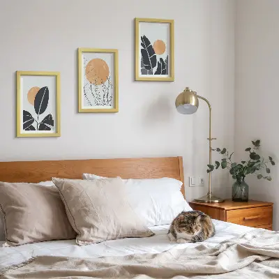 Set van ingelijste schilderijen plantenpatronen met grote zonnen in minimalistische stijl