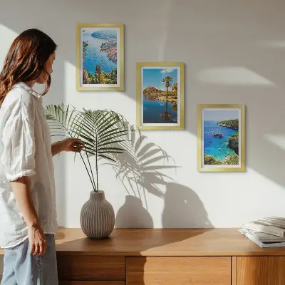 Set ingelijste schilderijen met een uitzicht op zee met palmbomen en blauw water