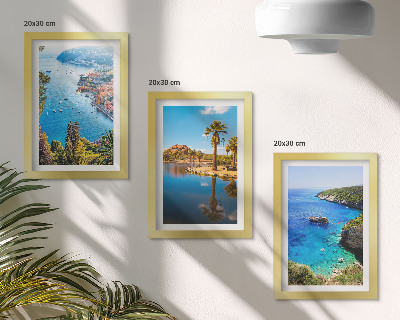 Set van ingelijste schilderijen Uitzicht op zee met palmbomen en blauw water.
