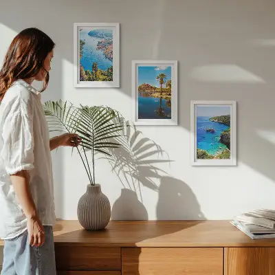 Set ingelijste schilderijen met een uitzicht op zee met palmbomen en blauw water