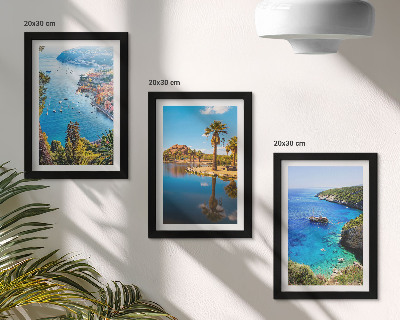 Set van ingelijste schilderijen Uitzicht op zee met palmbomen en blauw water.