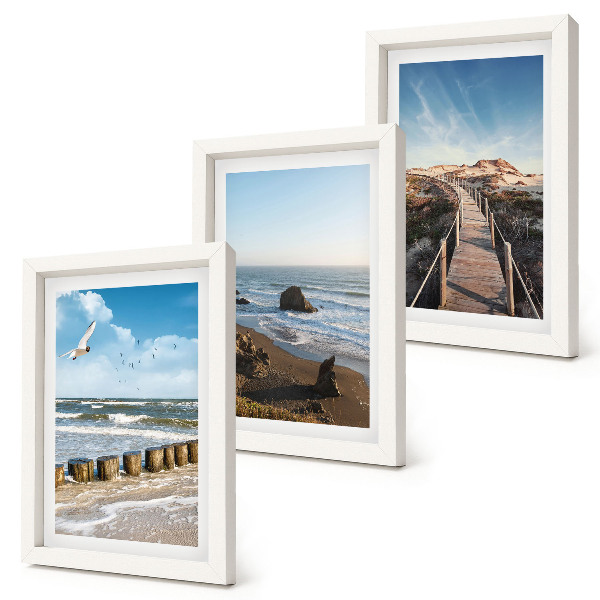 Gallery wall Uitzicht op het strand met golven, de lucht en een wandelpier.