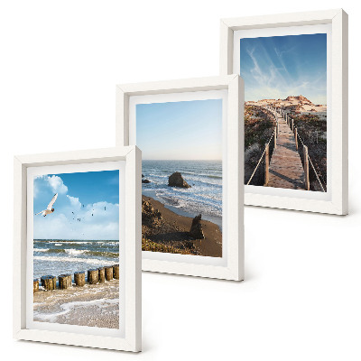 Gallery wall Uitzicht op het strand met golven, de lucht en een wandelpier.