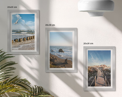 Gallery wall Uitzicht op het strand met golven, de lucht en een wandelpier.