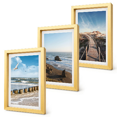Gallery wall Uitzicht op het strand met golven, de lucht en een wandelpier.