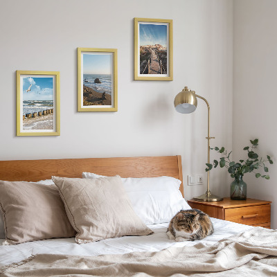 Gallery wall Uitzicht op het strand met golven, de lucht en een wandelpier.