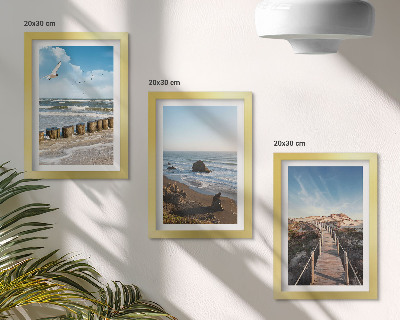 Gallery wall Uitzicht op het strand met golven, de lucht en een wandelpier.