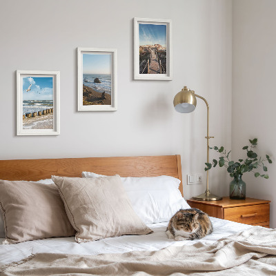 Gallery wall Uitzicht op het strand met golven, de lucht en een wandelpier.