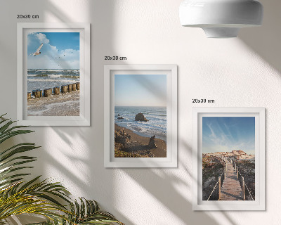 Gallery wall Uitzicht op het strand met golven, de lucht en een wandelpier.