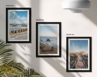 Gallery wall Uitzicht op het strand met golven, de lucht en een wandelpier.