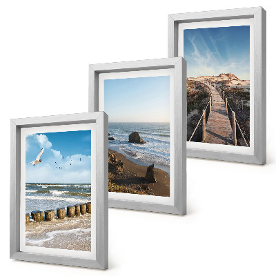 Gallery wall Uitzicht op het strand met golven, de lucht en een wandelpier.