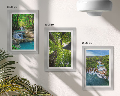 Set van ingelijste schilderijen Watervallen in een groen bos met kristalhelder water.