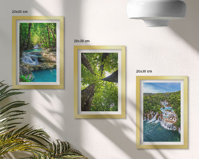 Set van ingelijste schilderijen Watervallen in een groen bos met kristalhelder water.