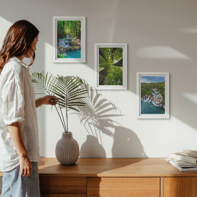 Set van ingelijste schilderijen Watervallen in een groen bos met kristalhelder water.