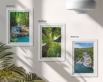 Set van ingelijste schilderijen Watervallen in een groen bos met kristalhelder water.