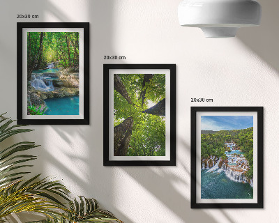 Set van ingelijste schilderijen Watervallen in een groen bos met kristalhelder water.