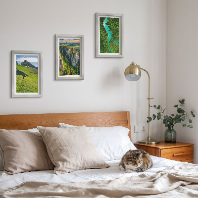 Gallery wall Groene berglandschappen met een rivier en rotsen.