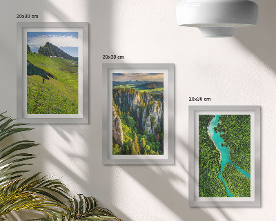 Gallery wall Groene berglandschappen met een rivier en rotsen.