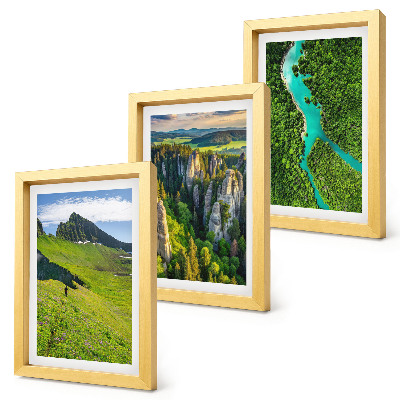 Gallery wall Groene berglandschappen met een rivier en rotsen.