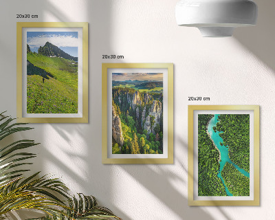 Gallery wall Groene berglandschappen met een rivier en rotsen.
