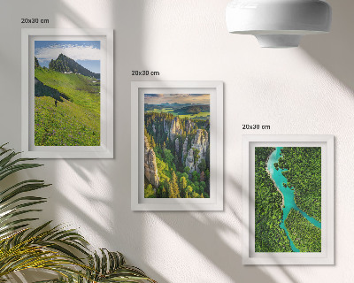 Gallery wall Groene berglandschappen met een rivier en rotsen.