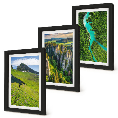 Gallery wall Groene berglandschappen met een rivier en rotsen.