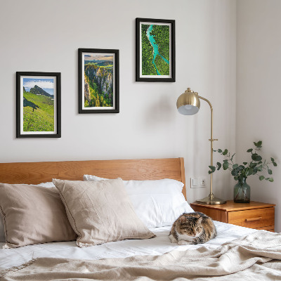 Gallery wall Groene berglandschappen met een rivier en rotsen.