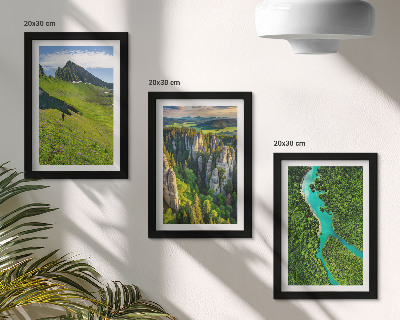 Gallery wall Groene berglandschappen met een rivier en rotsen.