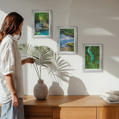Set van ingelijste schilderijen Groene bossen en kristalhelder rivierwater.