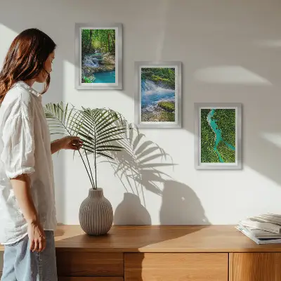 Set ingelijste schilderijen met groene bossen en kristalhelder rivierwater
