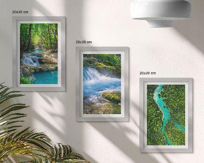 Set van ingelijste schilderijen Groene bossen en kristalhelder rivierwater.