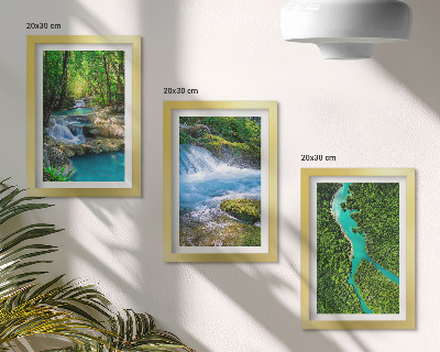 Set van ingelijste schilderijen Groene bossen en kristalhelder rivierwater.