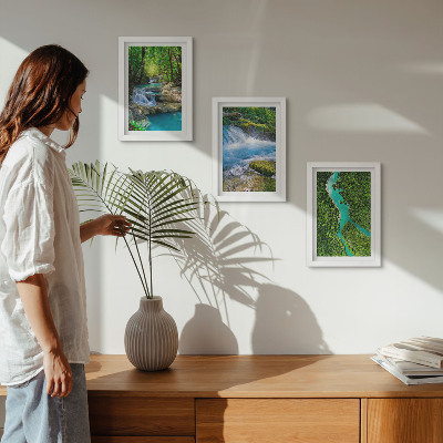 Set van ingelijste schilderijen Groene bossen en kristalhelder rivierwater.