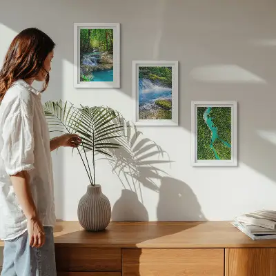 Set ingelijste schilderijen met groene bossen en kristalhelder rivierwater