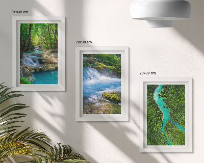 Set van ingelijste schilderijen Groene bossen en kristalhelder rivierwater.